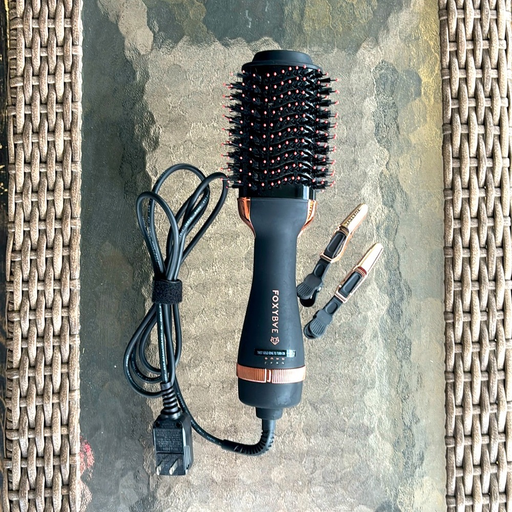 FoxyBae round hairdryer and clips excellent condition